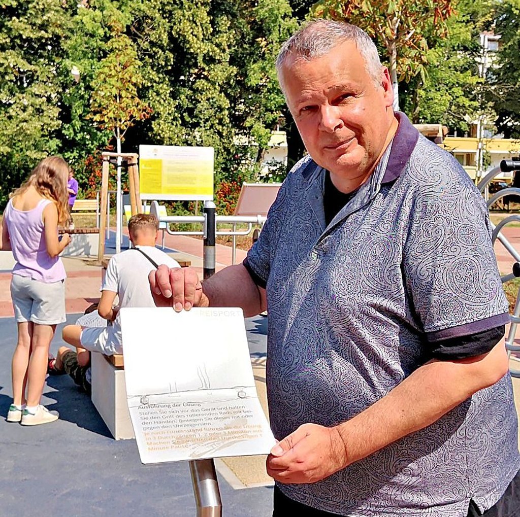 Ulrich Schünemann zeigt Beschädigungen an den kleinen Schildern.