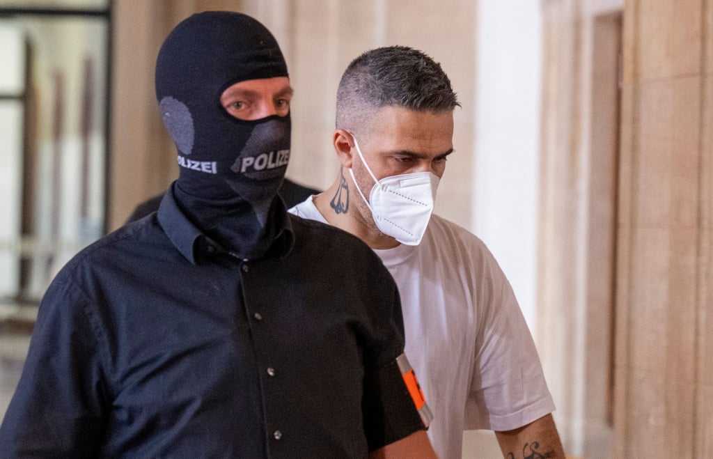 Anis Mohamed Youssef Ferchichi (r), bekannt als Bushido, in Begleitung von Polizeibeamten.
