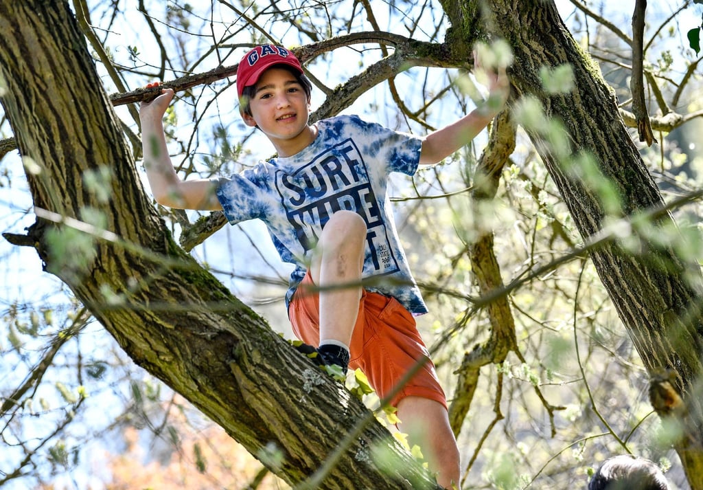 Draußen spielen macht Spaß und Kinder lernen dabei Risiken einzuschätzen. Deshalb sollten sie beim Spielen auch mal etwas wagen dürfen.