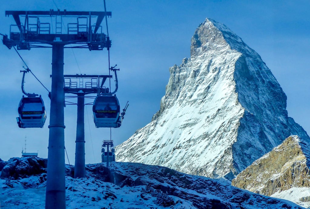 Gondeln fahren in der Nähe des Matterhorns in Zermatt (Schweiz).