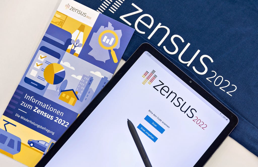 I„Zensus 2022“ steht auf einem Tablet im Bayerischen Landesamt für Statistik, mit dem Erhebungsbeauftragte des Zensus die Befragungen vor Ort durchführen.