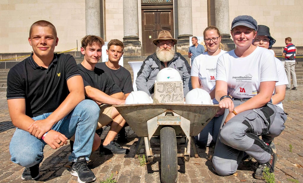 Am Mausoleum löst Team schwarz das Tean in weiß ab. Klaus-Dieter Mehlhorn (Mitte) betreut seit 2017 die Jugendlichen fachlich.