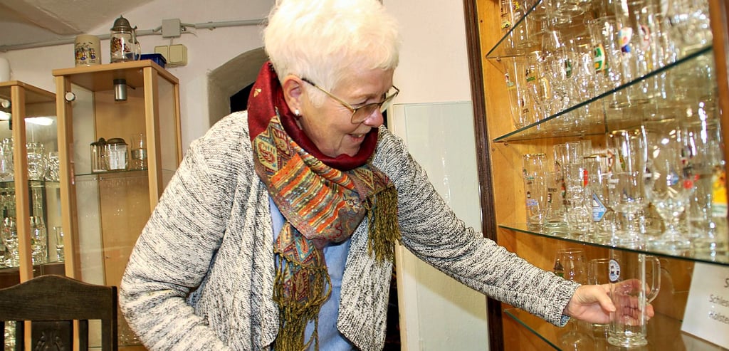 Petra Haase reinigte, sortierte und katalogisierte jedes einzelne der rund 1000 Biergläser. Zum Jubiläum wird diese Schau im sprichwörtlichen neuen Glanz erstahlen.