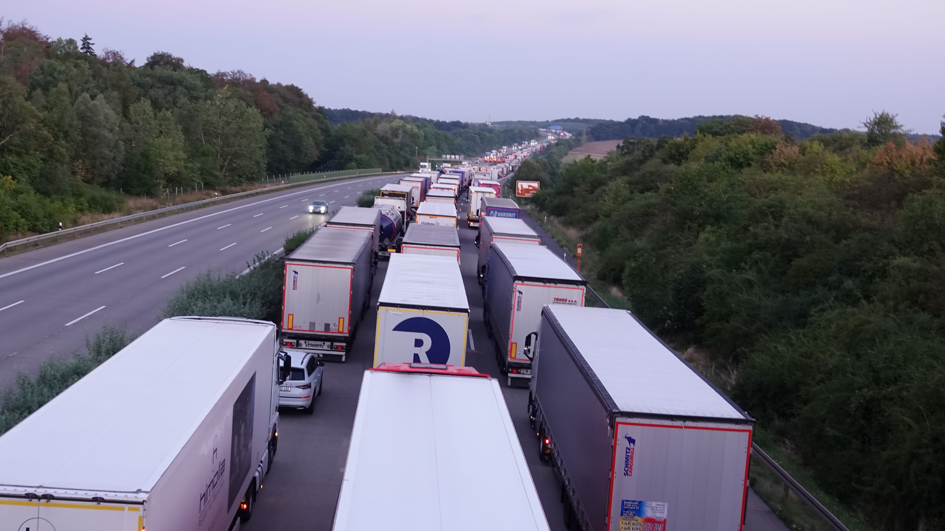 Schwerer Unfall: Achtung, Stau! Autotransporter Auf A2 Ausgebrannt ...