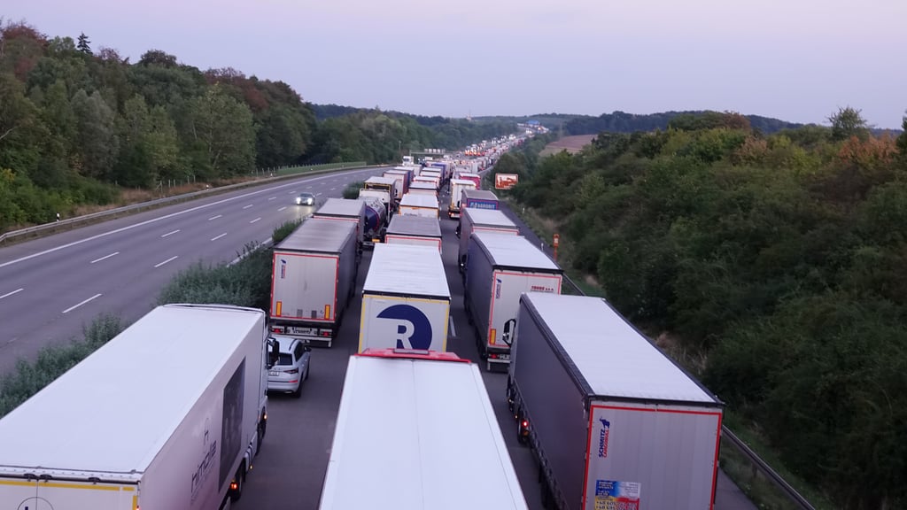 Bereits jetzt hat sich ein kilometerlanger Stau auf der A2 bei Marienborn in Richtung Hannover gebildet.