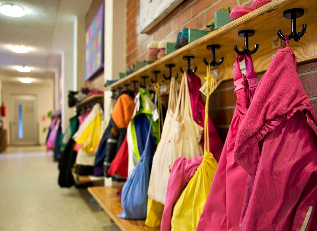 Jacken in einer Kindertagesstätte: Beim Spielen in Innenräumen sind sie für die Jüngsten eher hinderlich. Deshalb soll es in den Salzwedeler Einrichtungen warm bleiben.