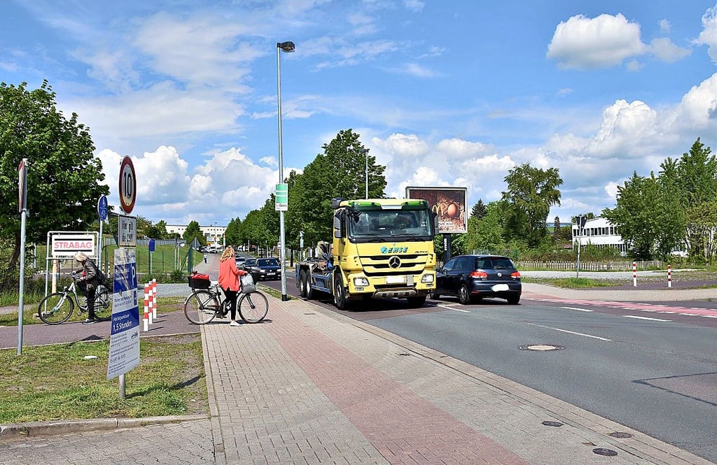 Warten auf eine Chance zum Queren der Friedrich-Ebert-Straße in Magdeburg-Cracau.