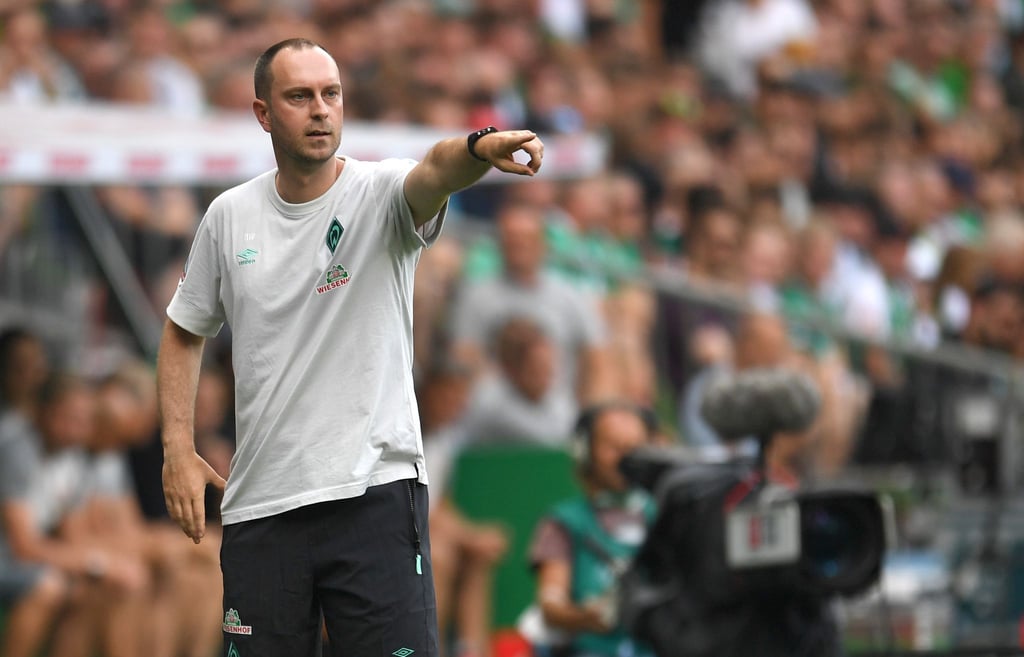 Werder Trainer Ole Werner gestikuliert an der Seitenlinie.