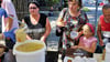Menschen erhalten Lebensmittel an einer Verteilstelle für humanitäre Hilfe in Saporischschja. 