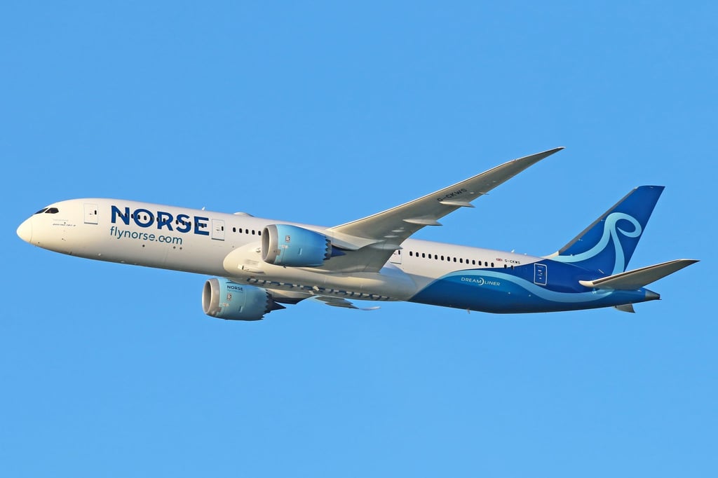 Blick auf eine fliegende Boeing 787 der norwegischen Fluggesellschaft Norse.