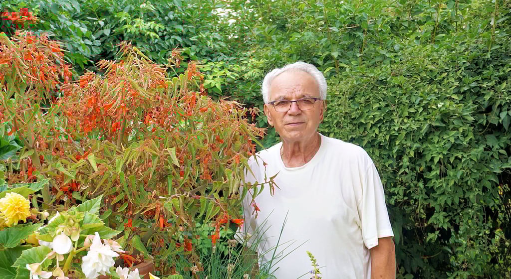 Herbert Hösler in seinem Garten in Köthen. Sein Interesse an der Botanik sei als Bio-Lehrer entstanden, erzählt er.