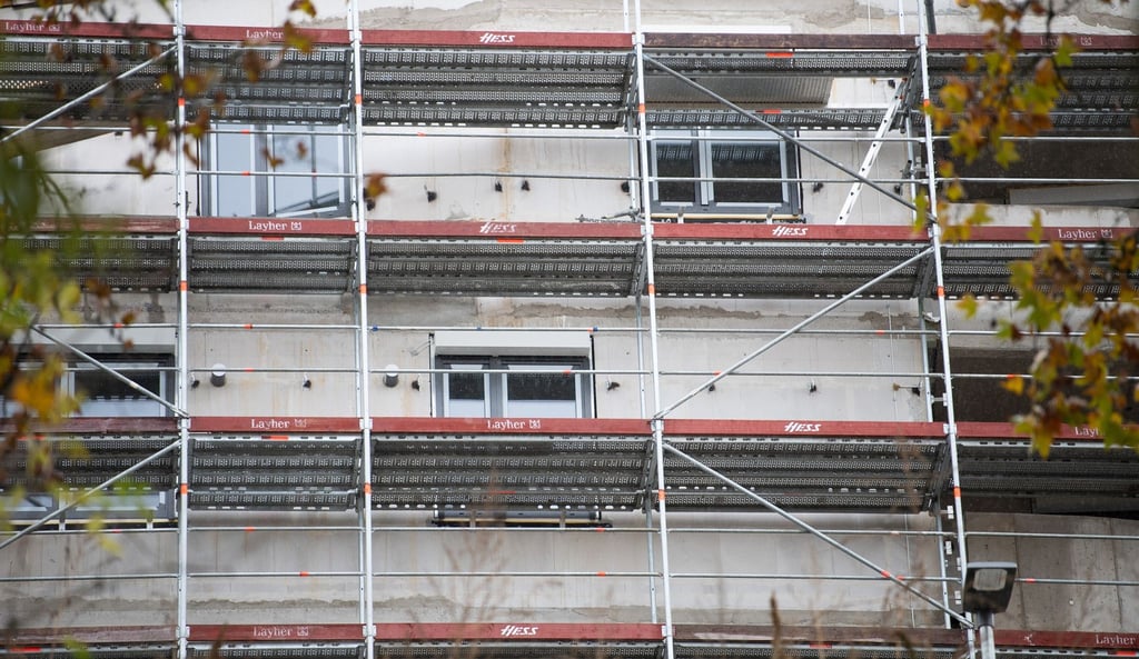 Blick auf ein Baugerüst an einem Wohnhaus.