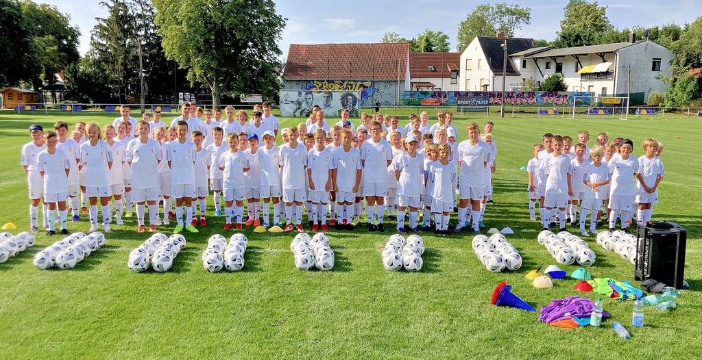 94 Kinder im Alter zwischen sieben und 15 Jahren trainieren mehr als vier Stunden am Tag auf dem Plötzkauer Platz.