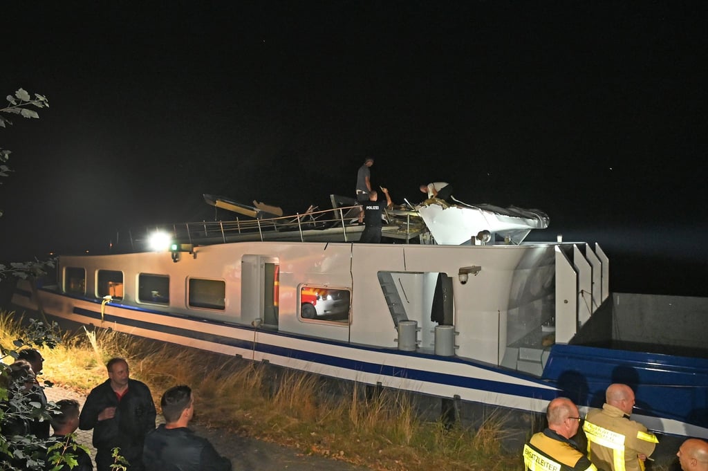 Ein Schubverband auf dem Wesel-Datteln-Kanal im Ruhrgebiet ist in der Nacht zum Donnerstag aus bisher ungeklärter Ursache gegen die Dorstener Straßenbrücke gestoßen.