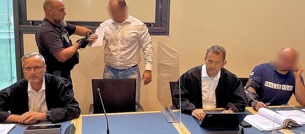Die beiden wegen versuchter Anstiftung zum Mord angeklagten Männer aus dem Harz neben ihren Anwälten.