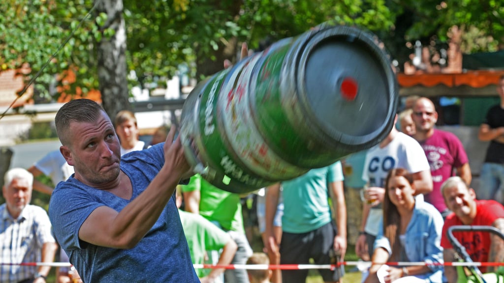 Das Fasswerfen ist beim Froser Heimat- und Vereinsfest inzwischen schon Tradition.