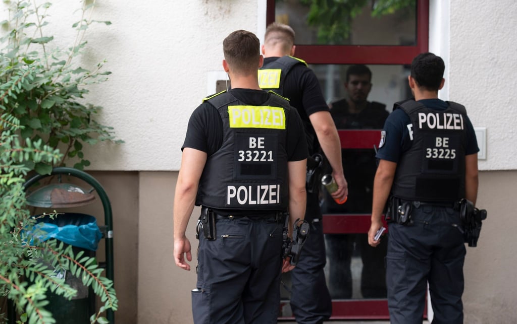 Polizeibeamte betreten unweit des Ostkreuzes ein Wohnhaus für die Evakuierung der Bewohner und Bewohnerinnen.