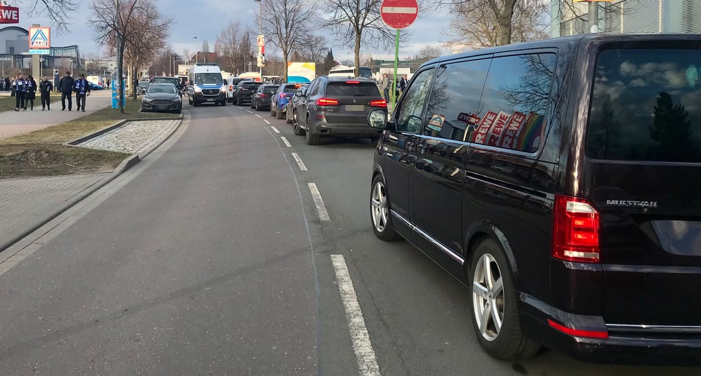 Friedrich-Ebert-Straße in Magdeburg am Stadion ist rund um Fußballspiele regelmäßig verstopft. Mit einem neuen Konzept soll zumindest die Abfahrt erleichtert werden.