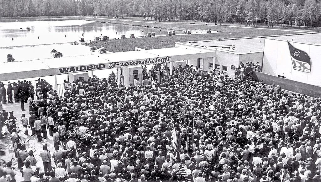 Foto von der Eröffnung des Waldbads vom 15. Mai 1976. Im August 1972 wurden die Pläne zum Bau des Bads öffentlich gemacht.