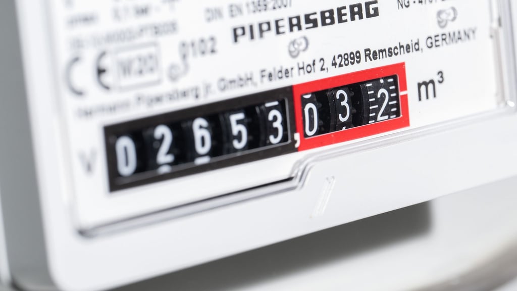 ARCHIV - Die Gasumlage bedeutet zunächst zusätzlich 2,4 Cent pro Kilowattstunde, die alle Gaskunden bezahlen müssen, Privathaushalte ebenso wie Firmen Foto: Bernd Weißbrod/dpa