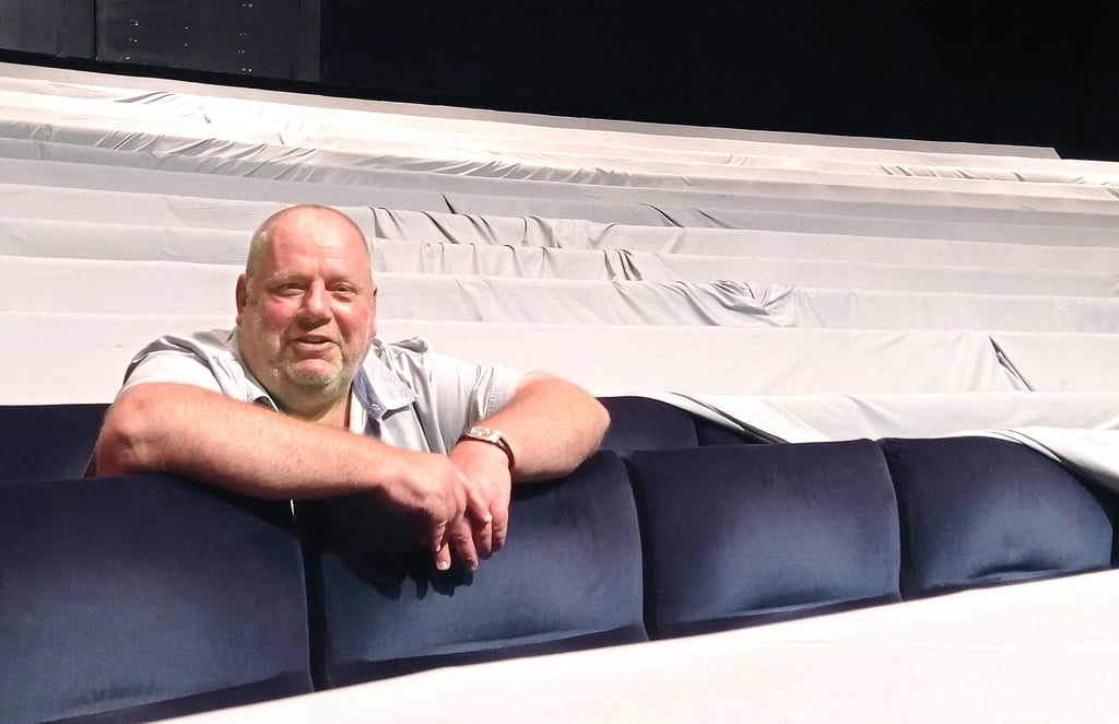 Frank-Peter Lange sitzt gern mal im Zuschauerraum und schaut sich Umbauten von dort aus an, um sie zu optimieren. In zwei Wochen wird er dort nur noch als Zuschauer Platz nehmen. Das Theater war sein Leben, sagt er.