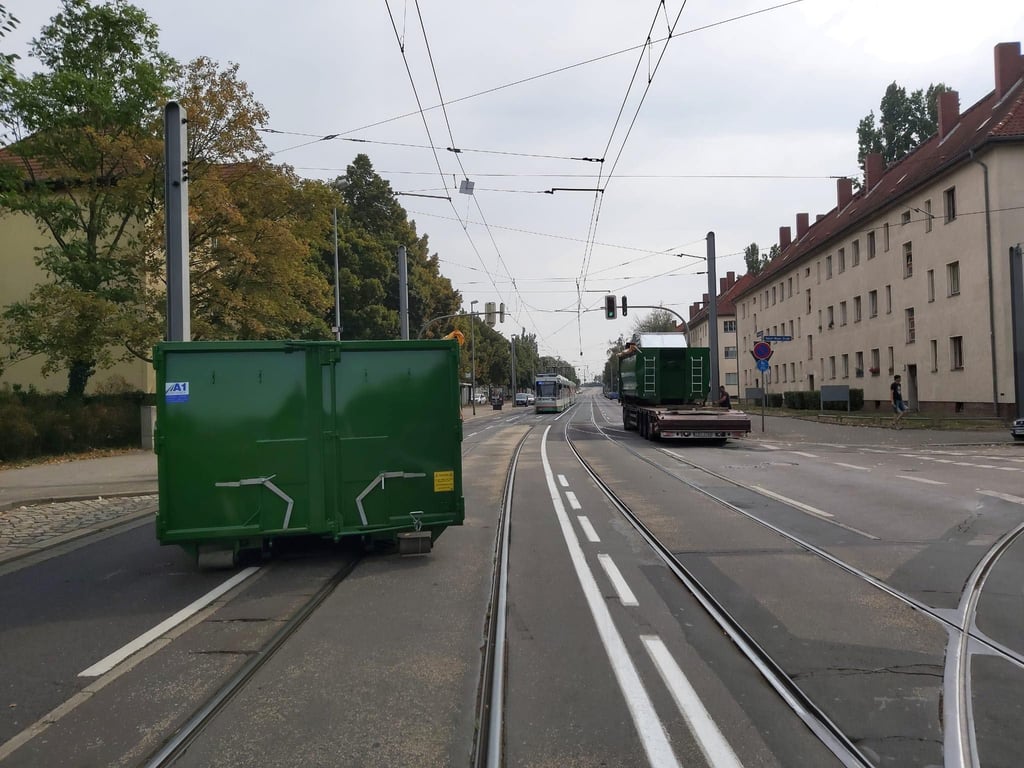 Ein Sattelzug hat am Donnerstagmorgen in Magdeburg einen Container verloren.