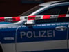 Ein Polizeifahrzeug steht an einem Tatort hinter Absperrband: In Leipzig ist nach einer tödlichen Schlägerei ein Verdächtiger festgenommen worden. 