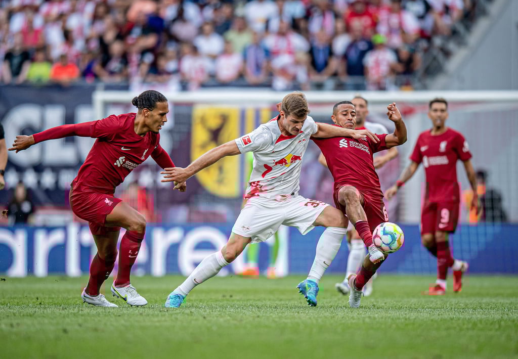 Alexander Sörloth spielte hier gegen Virgil van Dijk und Thiago vom FC Liverpool.