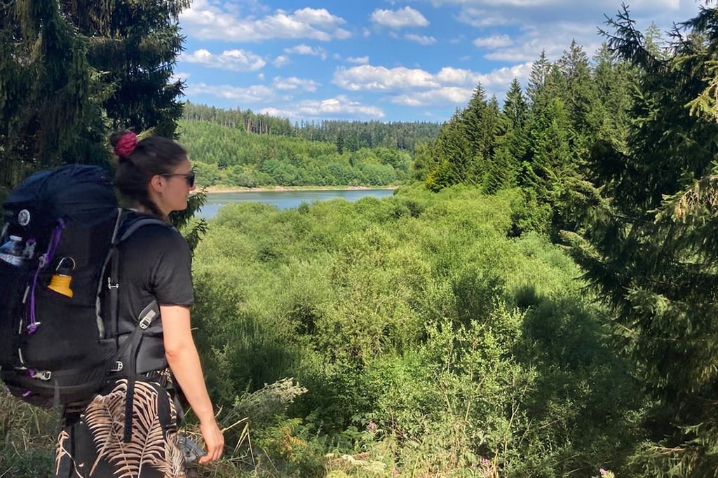 Vollgepackt im Wald: Die Autorin unterwegs zum Trekking-Camp.