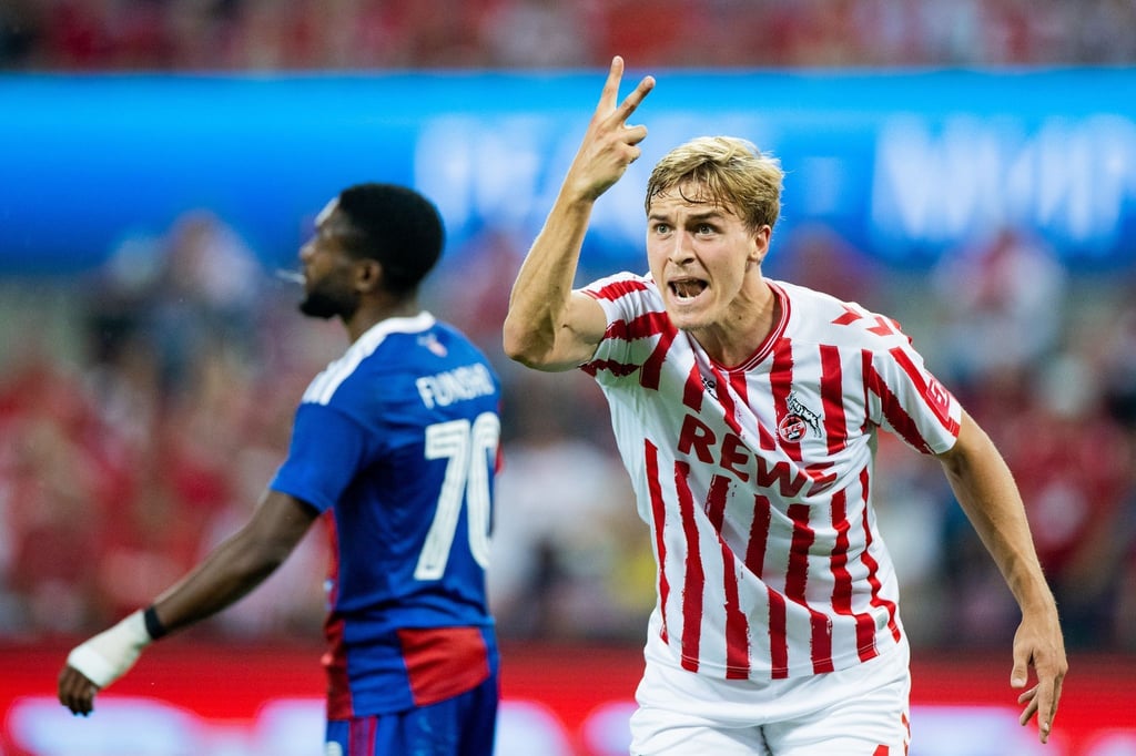 Timo Hübers vom 1. FC Köln beschwert sich beim Schiedsrichterassistenten.