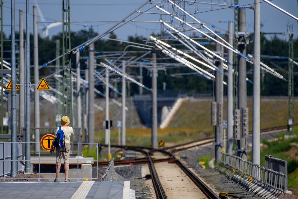 Die Strecke zwischen Bitterfeld und Halle wird technisch aufgerüstet. Deshalb kommt es Ende August zu Beeinträchtigungen im Bahnverkehr.