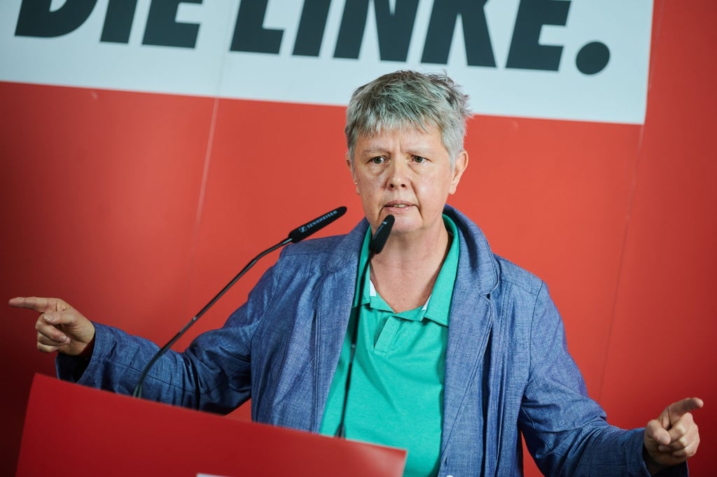 Katina Schubert, Landesvorsitzende der Partei Die Linke in Berlin, hält eine Rede.