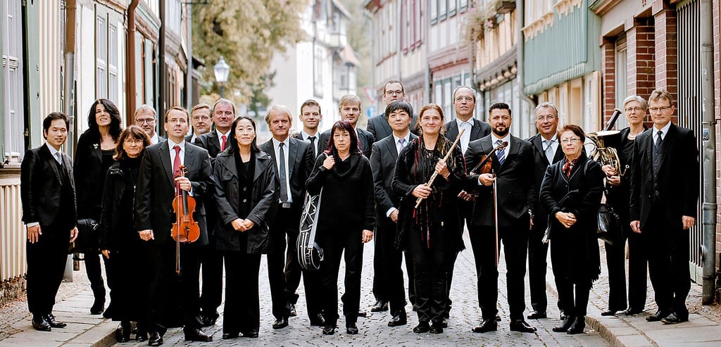 Mitglieder des Philharmonischen Kammerorchesters, hier in der Wernigeröder Altstadt, geben am 4. September ein Konzert in der Altstadt von Osterwieck.