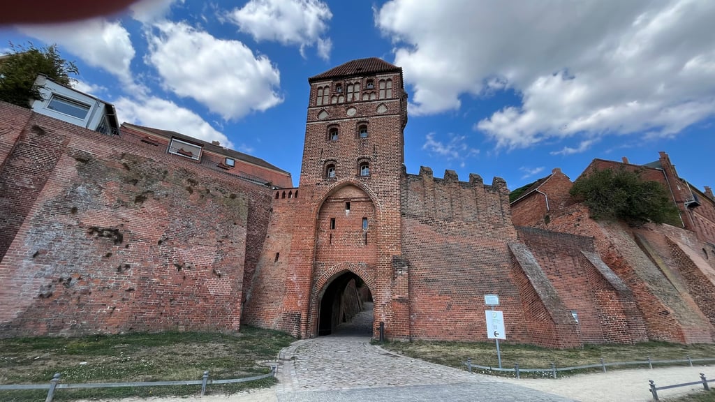 Die Roßpforte mit ihrem Wehrturm eingebettet in die Stadtmauer von Tangermünde.