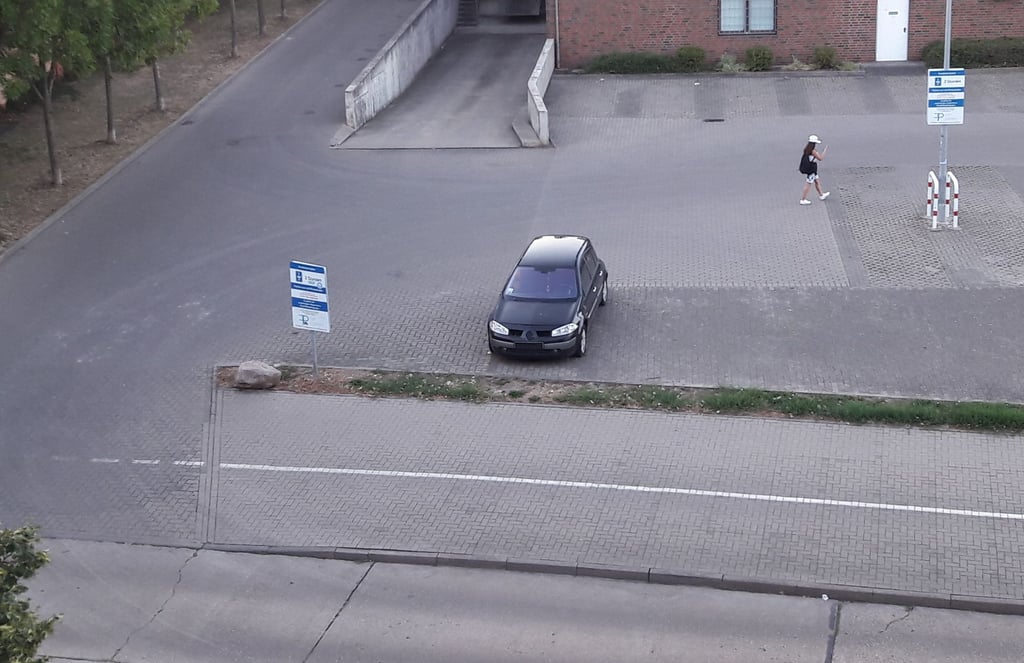 Ein herrenloses Auto sorgte in Magdeburg-Stadtfeld für besorgte Anwohner.