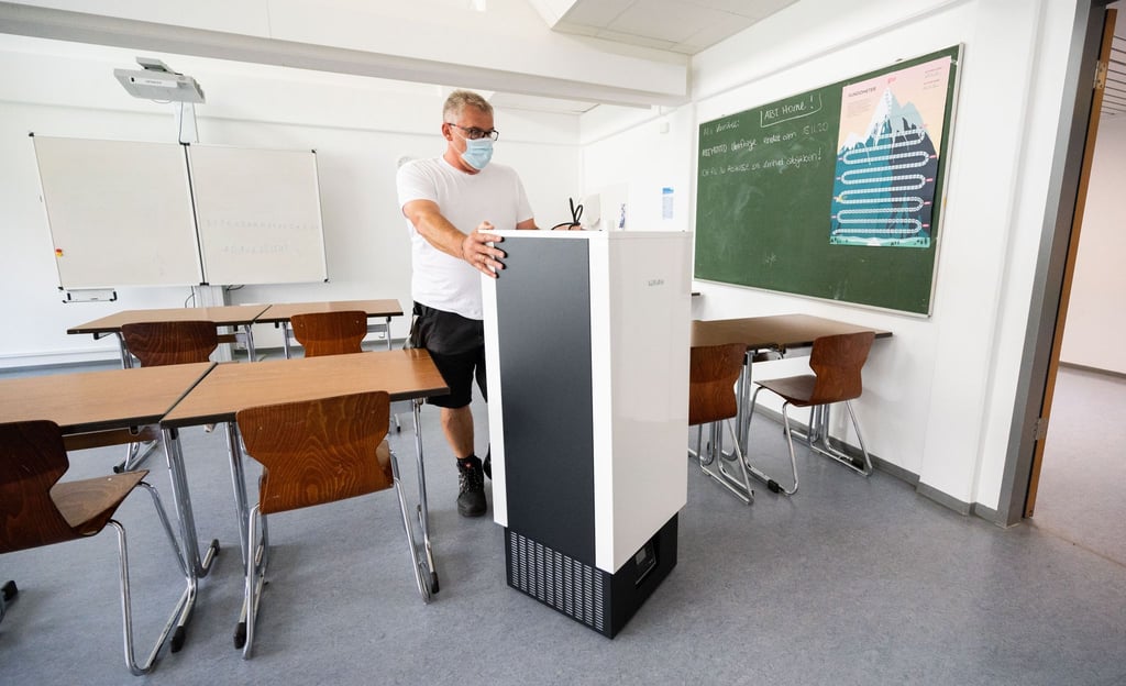 Ein Luftfilter wird in einen Klassenraum der Integrierten Gesamtschule IGS Lehrte geschoben. Millionen Euro an Fördermitteln für Luftfilter wurden von den Ländern nicht abgerufen.