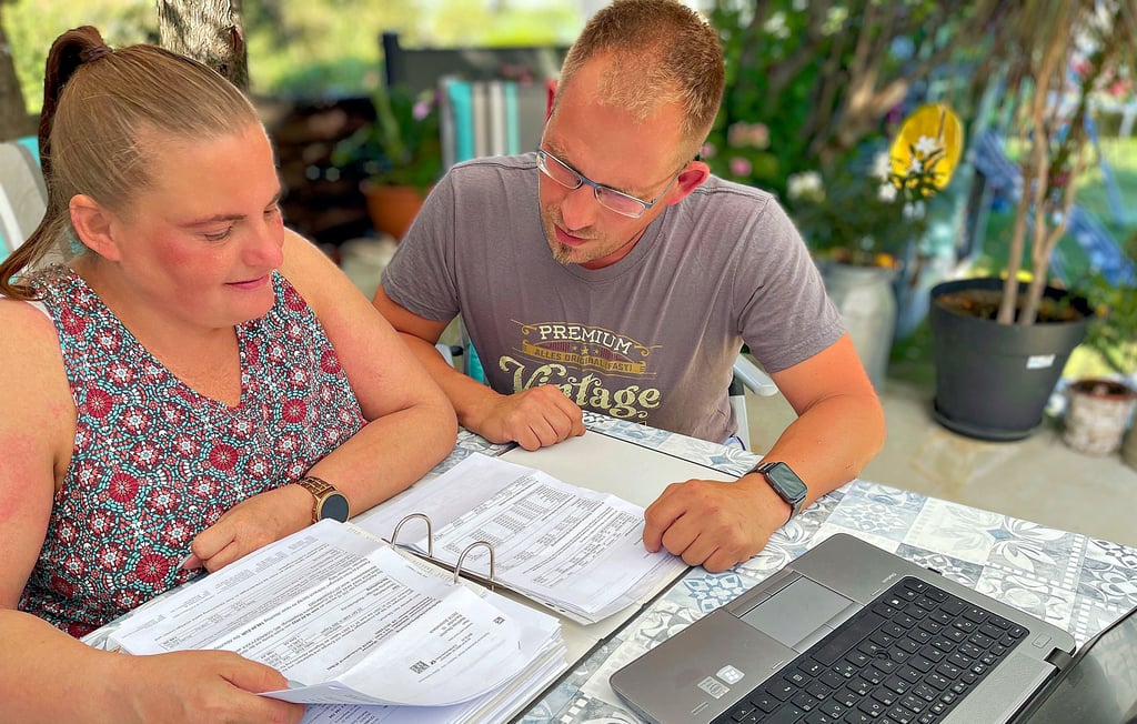 Der Ordner mit den Rechnungen rund ums Haus ist dick. Mit Sorge schauen die Schönebecker Anja Friedrich und Matthias Deutrich auf die Abrechnungen für Strom und Gas.