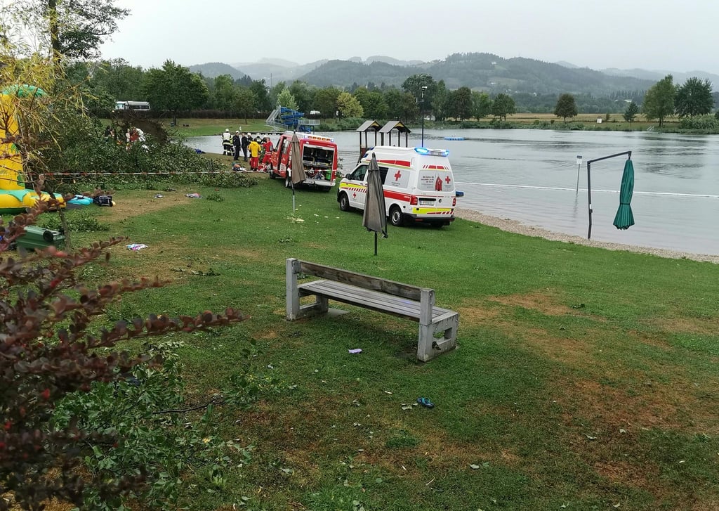 Rettungsfahrzeuge an der einer Unfallstelle am St. Andräer See.