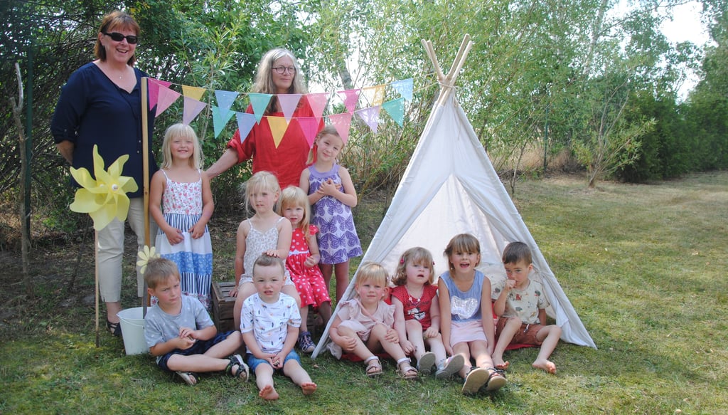 Das letzte Foto aus der Einrichtung zeigt fröhliche Kinder und Erzieher. Seit dem 1. August ist die Mehmker Kita endgültig geschlossen. Auch ein Bürgerbegehren für ihren Erhalt wurde jetzt abgeschmettert.