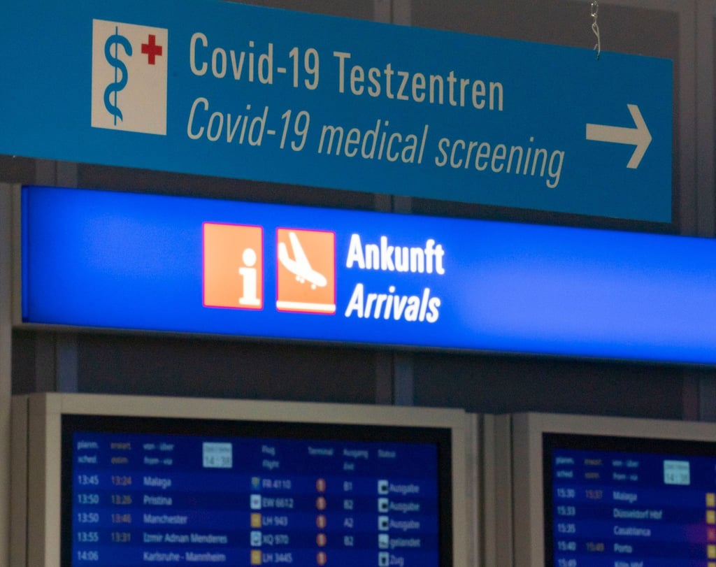 Ankunftsbereich am Frankfurter Flughafen: Angesichts der entspannteren Pandemie-Lage waren die Einreisevorgaben vor der Sommerferienzeit gelockert worden.