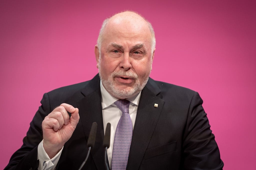 Ulrich Silberbach, Bundesvorsitzender des Beamtenbundes dbb, warnt vor eklatanten Personallücken im Öffentlichen Dienst.