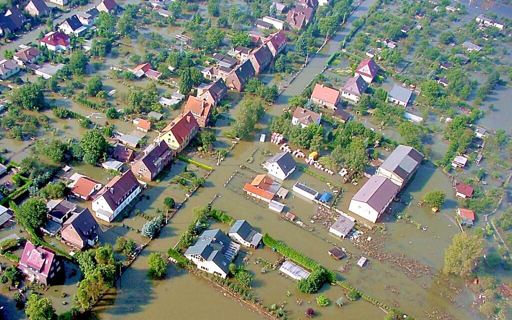 Auch die Bewohner des Bitterfelder Hahnstückenwegs hat die Flut in der Nacht zum 17. August 2002 erwischt - hier eine Ansicht von oben.