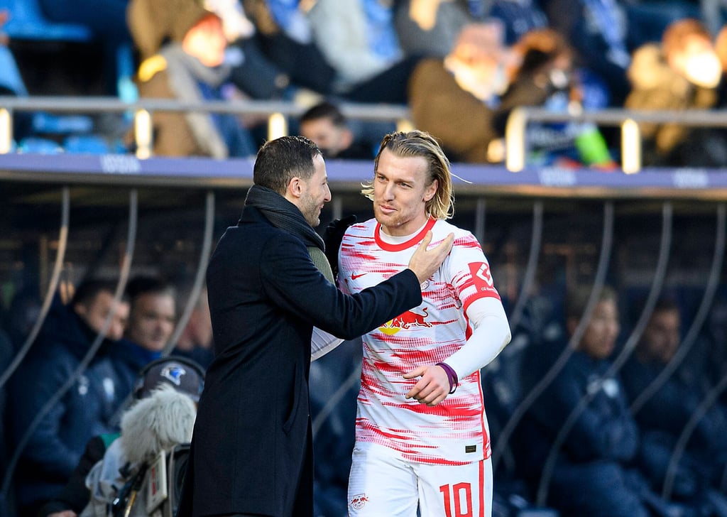 Haben sich lieb, sagt der Trainer: Domenico Tedesco und Emil Forsberg (r.)