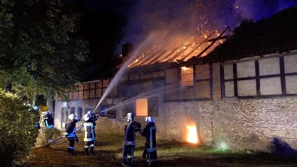 Die Flammen schlugen hoch aus der Fachwerkscheune in Behnsdorf am Sonntag. Nun steht die Inhaberin vor den Trümmern ihrer wirtschaftlichen Existenz. Foto: