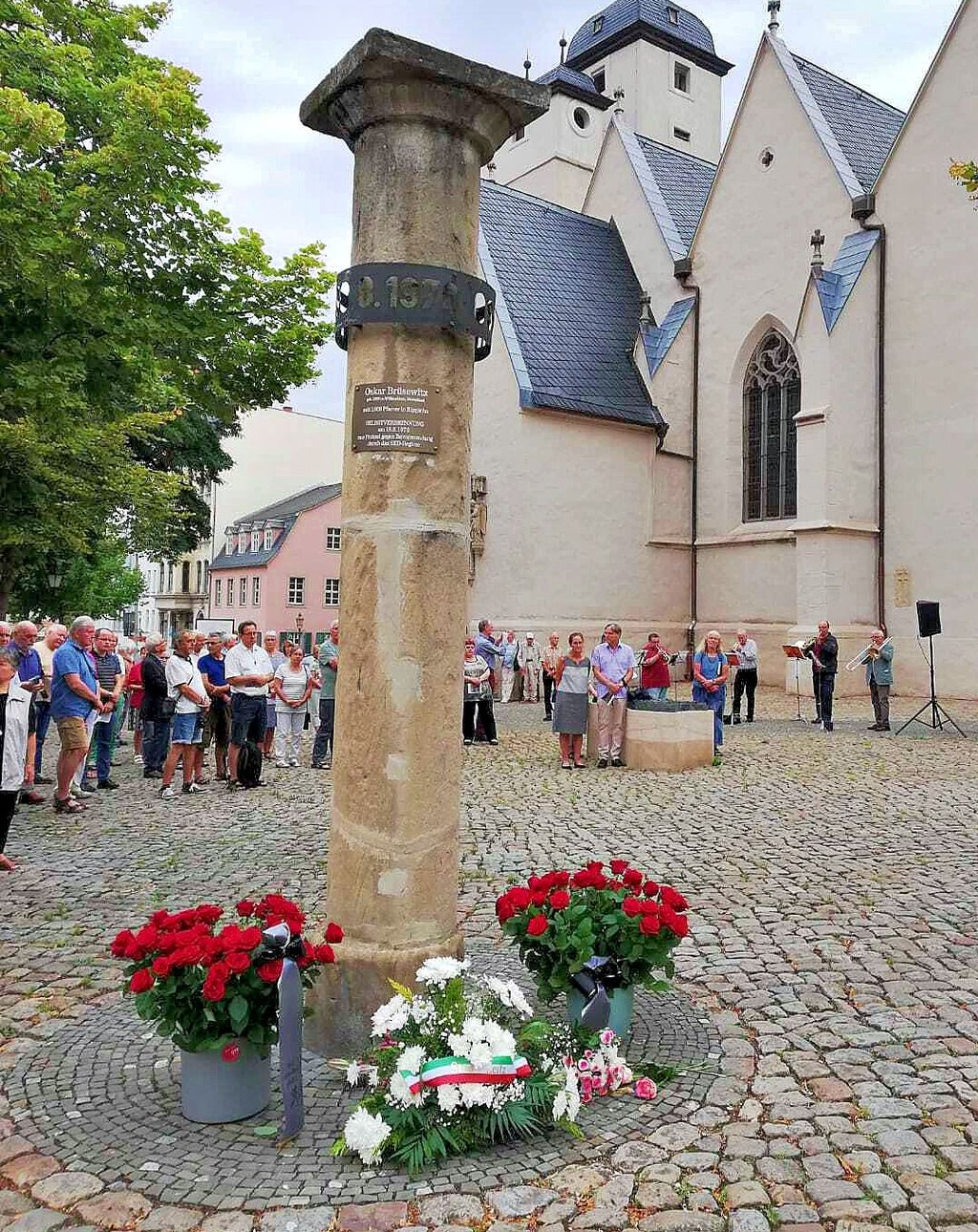 An der Stele vor der Michaeliskirche wurden zum Gedenken an Oskar Brüsewitz Blumen niedergelegt.