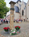 An der Stele vor der  Michaeliskirche wurden zum Gedenken an  Oskar Brüsewitz Blumen niedergelegt.