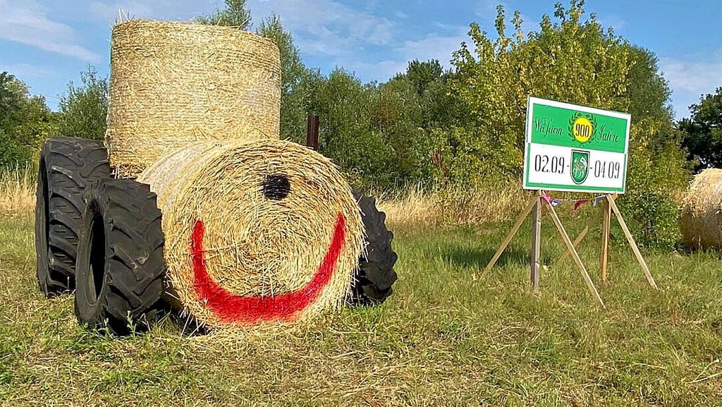 Am Abzweig nach Dahlenwarsleben steht der Strohtraktor am Straßenrand.