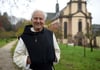 Pater Stephan Senge geht im Obstgarten des Klosters Himmerod bei Großlittgen in der Südeifel spazieren.