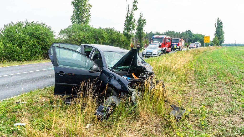 Beide Fahrzeuge sind frontal zusammengestoßen.
