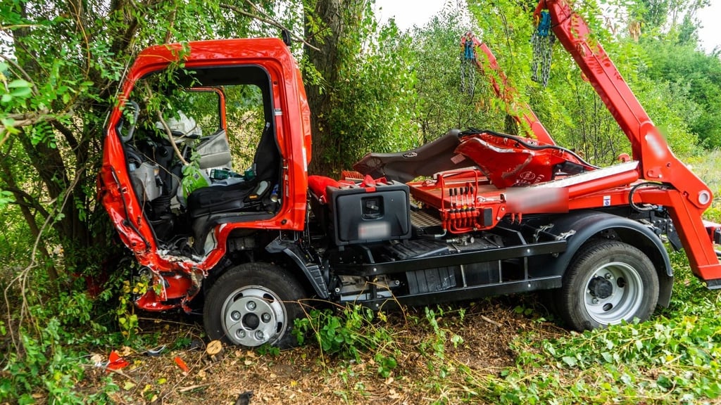 Auch der Lkw ist stark beschädigt worden.